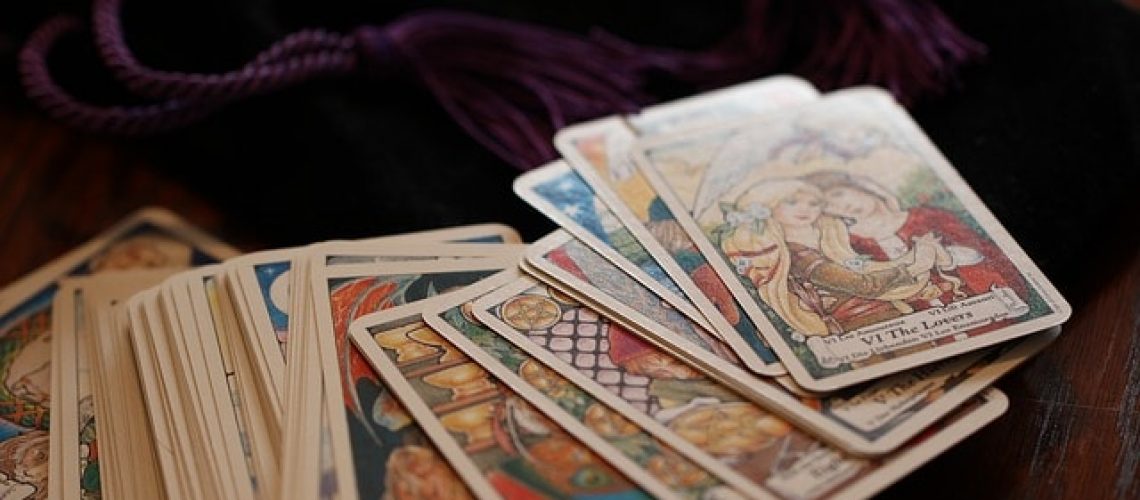 The Differences Between Tarot and Oracle Cards